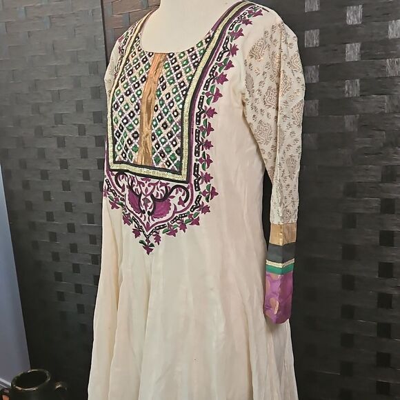Elegant Indian Wedding Anarkali Cream and Purple Embroidered Dress Size Medium - Picture 5 of 11